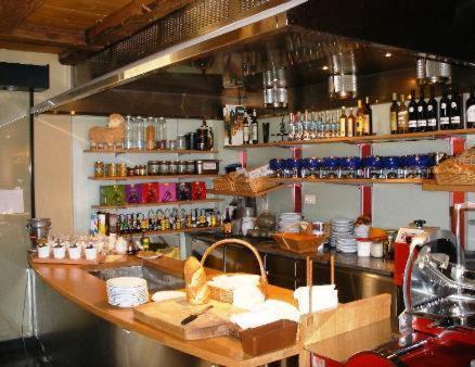 Chez Gilles Hotel Resto Bar Sa La Chaux De Fonds Exterior foto